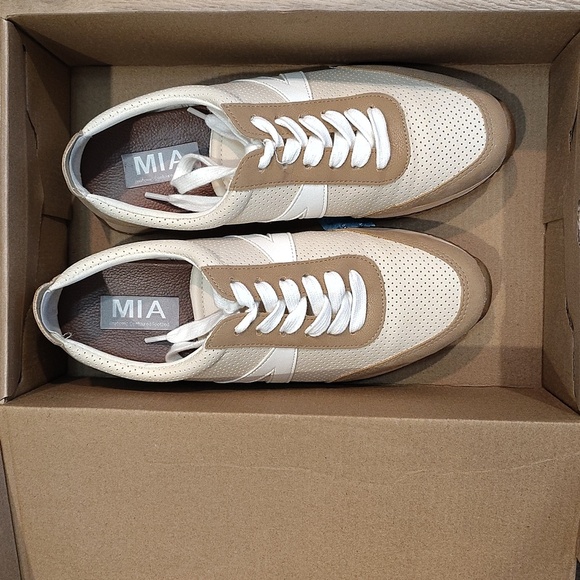 MIA Kabel P Shoes Women's Sz 7 Tan/White Retro Style Faux Suede Accents - Picture 7 of 7